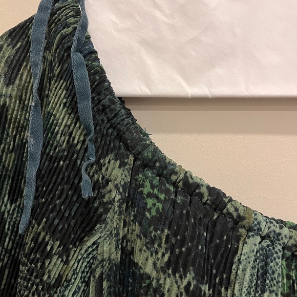 Wilfred Aritzia Talence Blouse Green & Black Python Snake Print Pleated size XS - Picture 7 of 8
